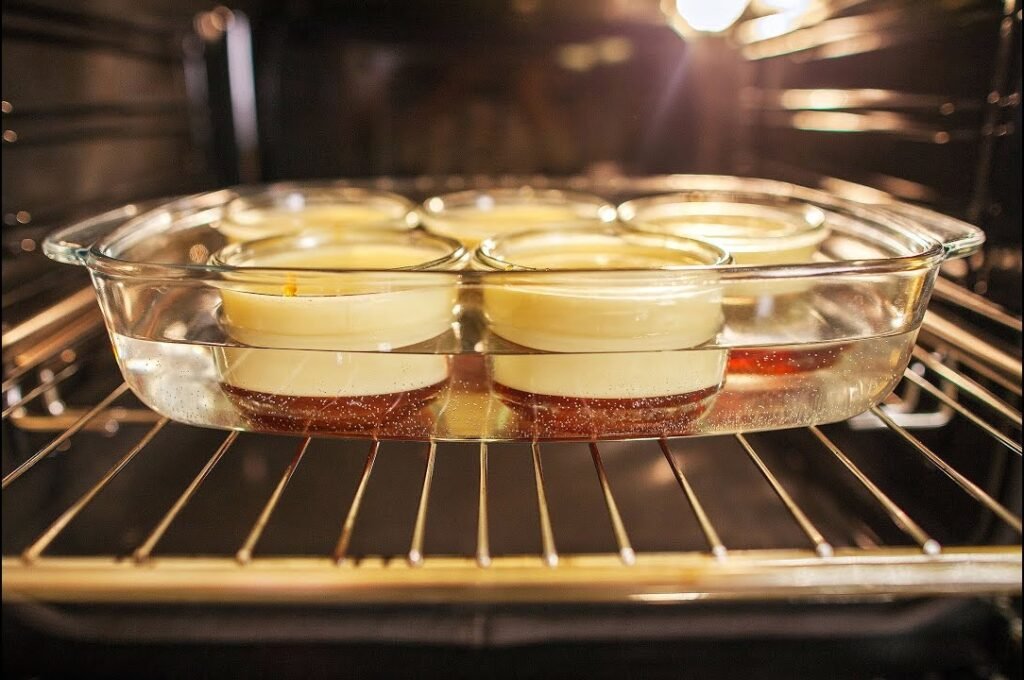 ¿Qué es el baño María y cómo se hace correctamente? El secreto para postres suaves y cremosos 1 ¿Que es el bano Maria y como se hace correctamente El secreto para postres suaves y cremosos e1754139222673